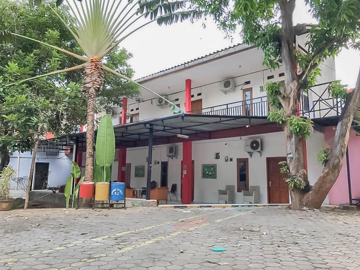 Rumah Panggung Guest House Syariah Mitra Reddoorz Cirebon Exterior foto